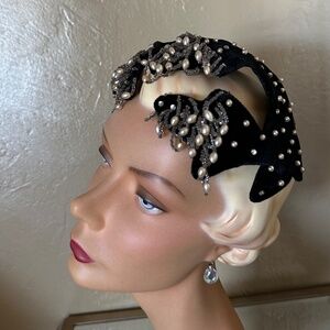GLAMOROUS 1950s' DESIGNER CUSTOM MADE VELVET, PEARLS & BEADS COCKTAIL HAT